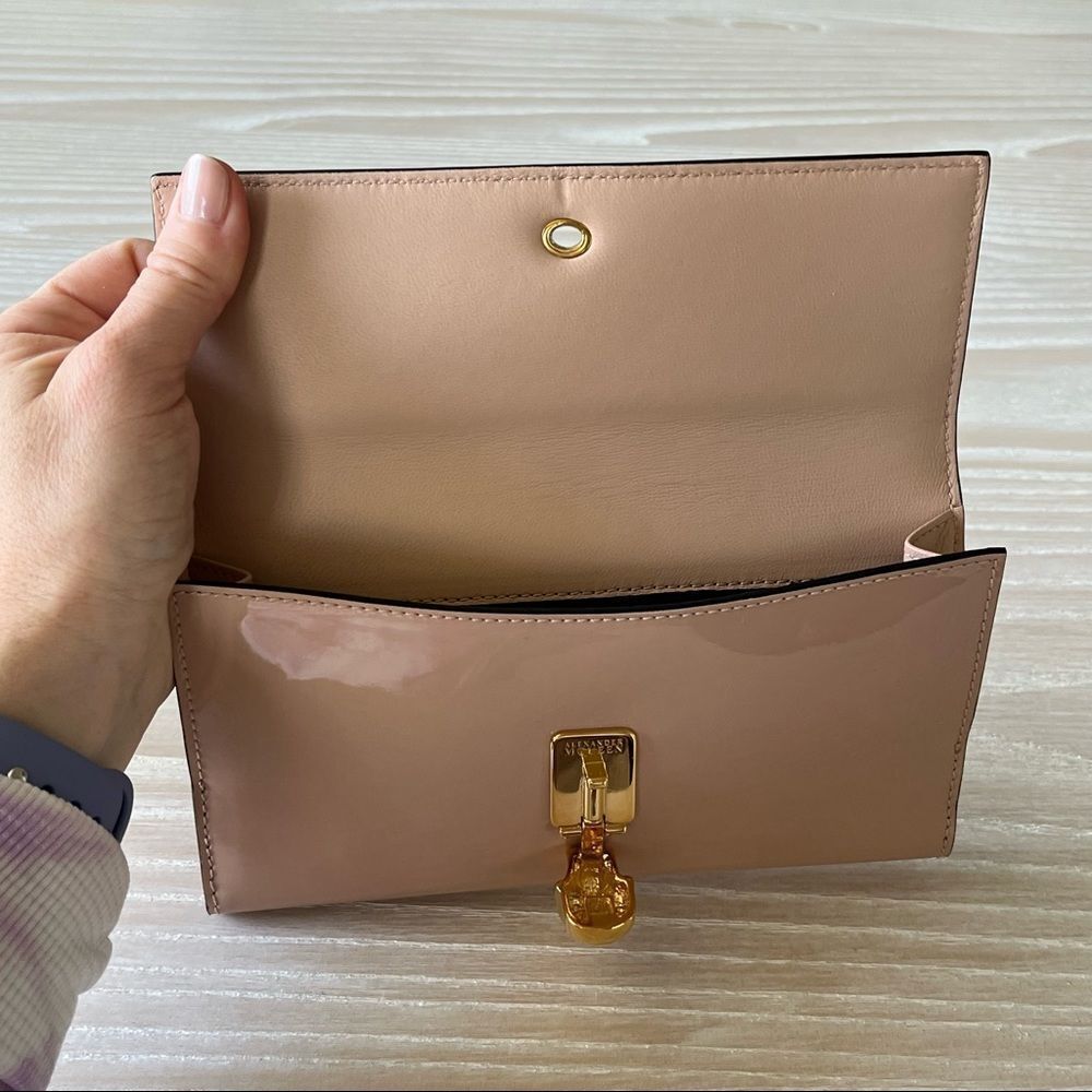 Alexander McQueen Patent Leather Wallet Clutch in Nude with Skull NEW - Picture 8 of 17